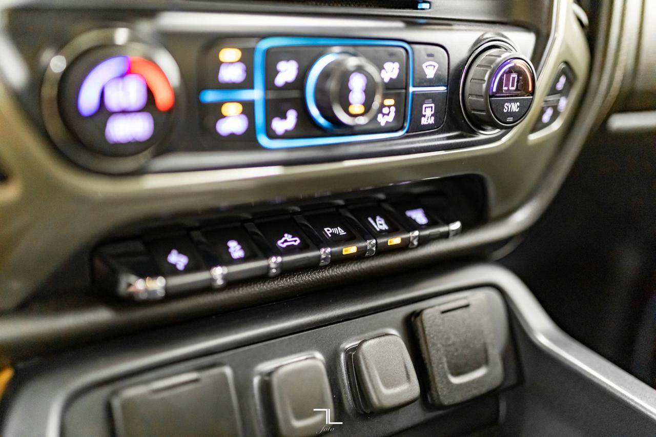 2017 Chevrolet Silverado 2500HD 4x4 Crew Cab High Country Diesel Leather Roof Nav Red Deer AB