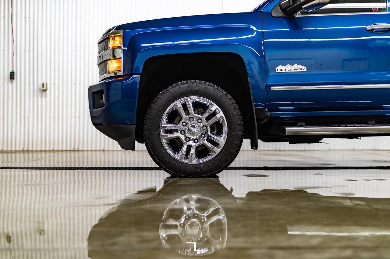 2017 Chevrolet Silverado 2500HD 4x4 Crew Cab High Country Diesel Leather Roof Nav Red Deer AB