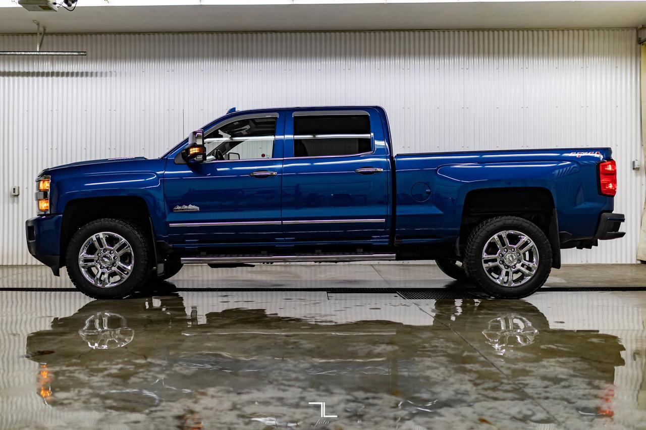2017 Chevrolet Silverado 2500HD 4x4 Crew Cab High Country Diesel Leather Roof Nav Red Deer AB