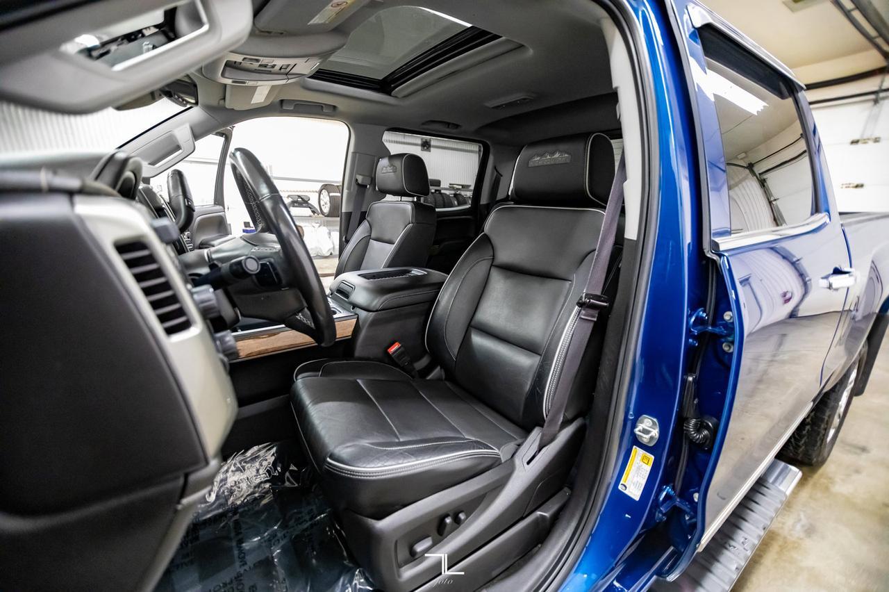 2017 Chevrolet Silverado 2500HD 4x4 Crew Cab High Country Diesel Leather Roof Nav Red Deer AB