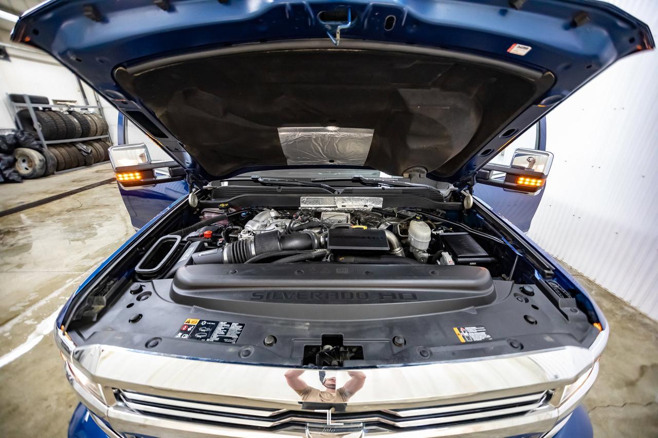 2017 Chevrolet Silverado 2500HD 4x4 Crew Cab High Country Diesel Leather Roof Nav Red Deer AB