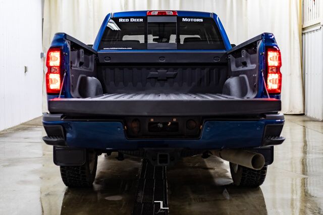 2017 Chevrolet Silverado 2500HD 4x4 Crew Cab High Country Diesel Leather Roof Nav Red Deer AB