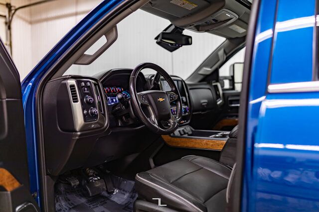 2017 Chevrolet Silverado 2500HD 4x4 Crew Cab High Country Diesel Leather Roof Nav Red Deer AB