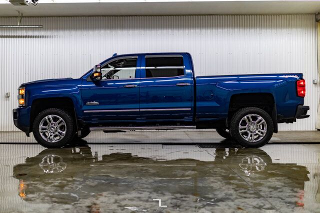 2017 Chevrolet Silverado 2500HD 4x4 Crew Cab High Country Diesel Leather Roof Nav Red Deer AB