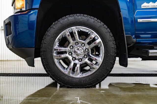 2017 Chevrolet Silverado 2500HD 4x4 Crew Cab High Country Diesel Leather Roof Nav Red Deer AB