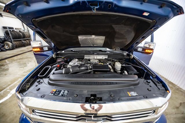 2017 Chevrolet Silverado 2500HD 4x4 Crew Cab High Country Diesel Leather Roof Nav Red Deer AB