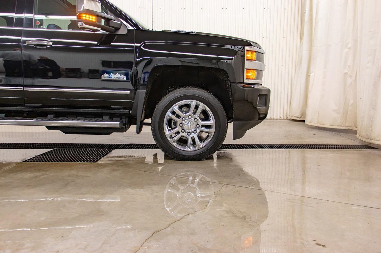 2017 Chevrolet Silverado 2500HD 4x4 Crew Cab High Country Diesel Leather Roof Nav Red Deer AB