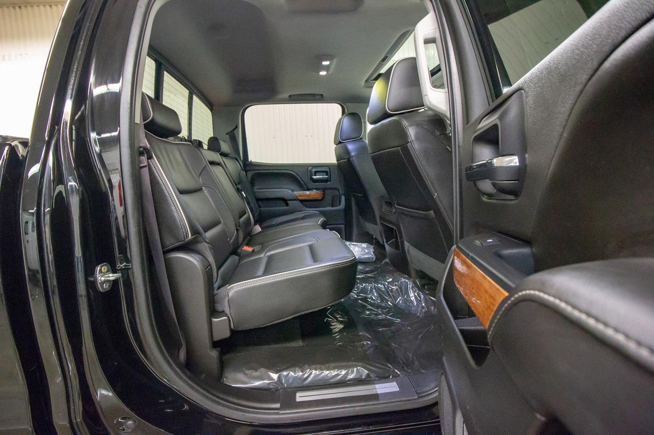 2017 Chevrolet Silverado 2500HD 4x4 Crew Cab High Country Diesel Leather Roof Nav Red Deer AB