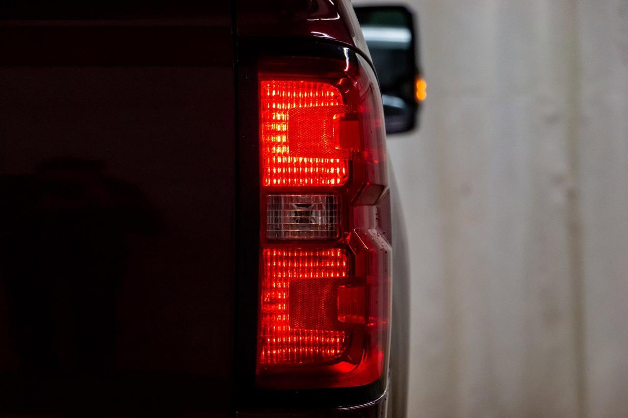 2017 Chevrolet Silverado 2500HD 4x4 Crew Cab High Country Leather Roof Nav Red Deer AB