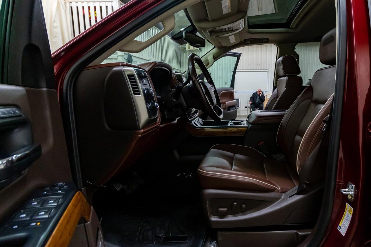 2017 Chevrolet Silverado 2500HD 4x4 Crew Cab High Country Leather Roof Nav Red Deer AB