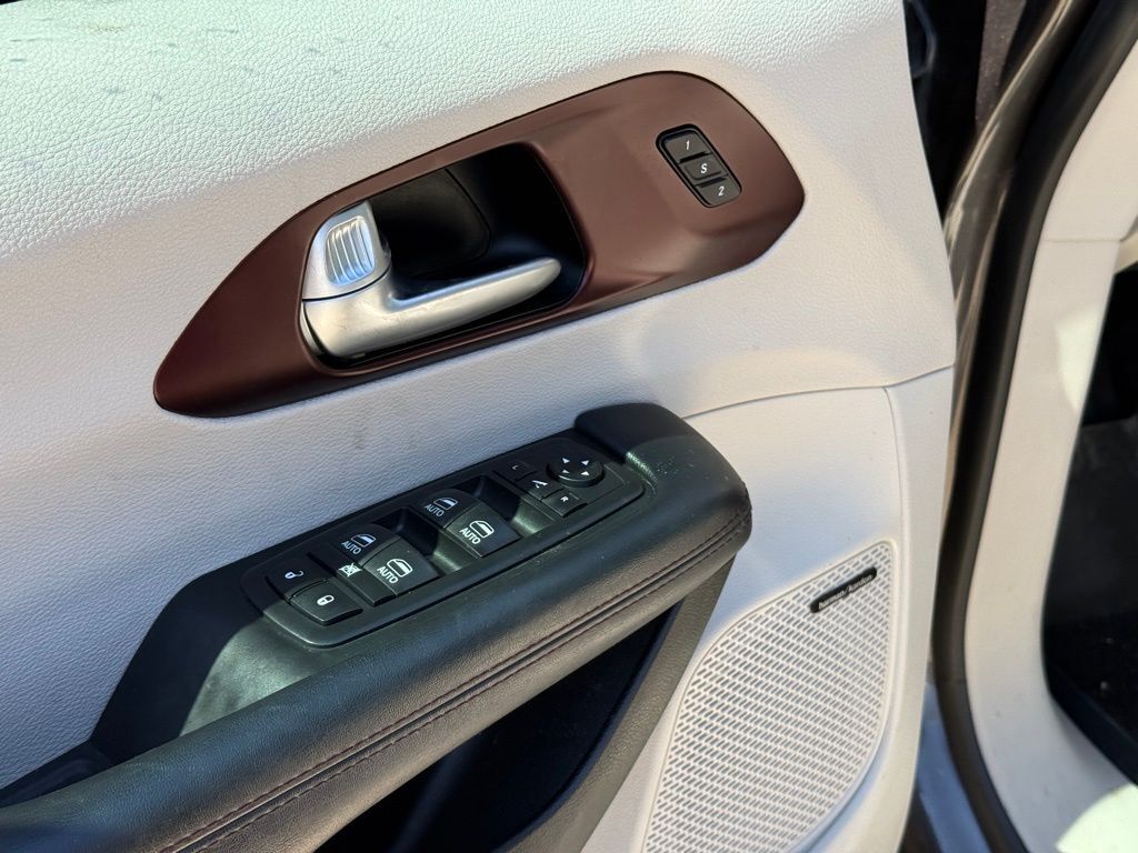 2017 Chrysler Pacifica Limited Crestwood KY