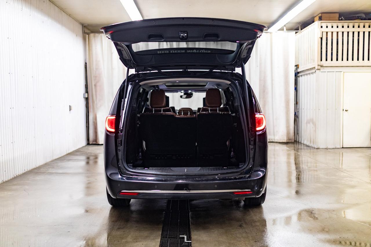 2017 Chrysler Pacifica Limited Leather Roof Nav BCam TV's Red Deer AB