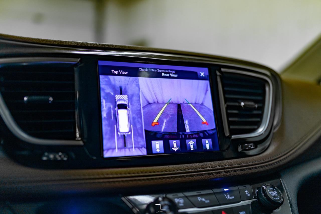 2017 Chrysler Pacifica Limited Leather Roof Nav BCam TV's Red Deer AB