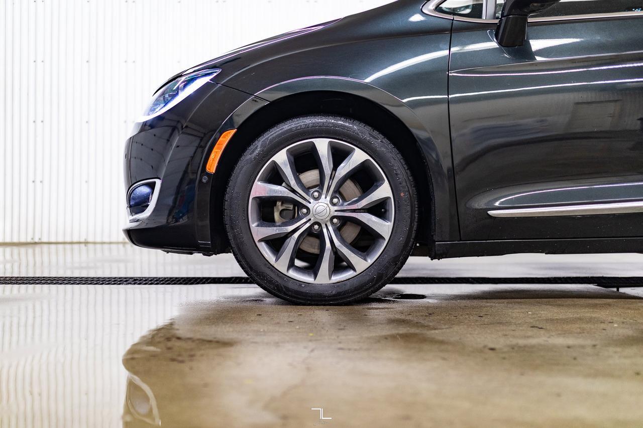 2017 Chrysler Pacifica Limited Leather Roof Nav BCam TV's Red Deer AB