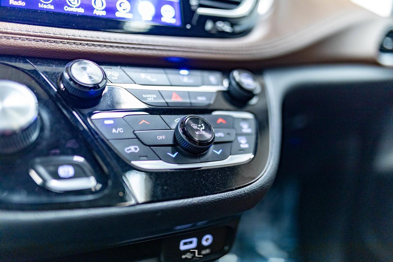 2017 Chrysler Pacifica Limited Leather Roof Nav BCam TV's Red Deer AB