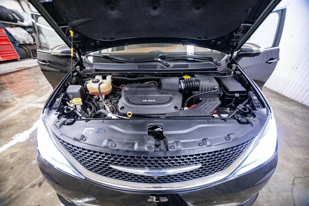 2017 Chrysler Pacifica Limited Leather Roof Nav BCam TV's Red Deer AB