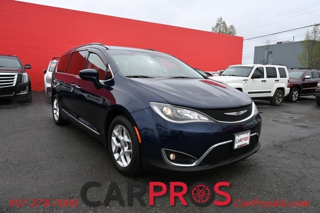 2017 Chrysler Pacifica Touring-L's photo