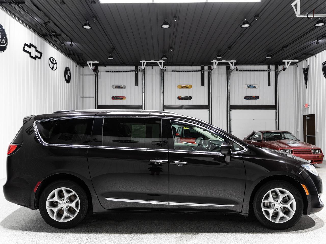 2017 Chrysler Pacifica Touring-L 7-Passenger NAV Cranberry PA