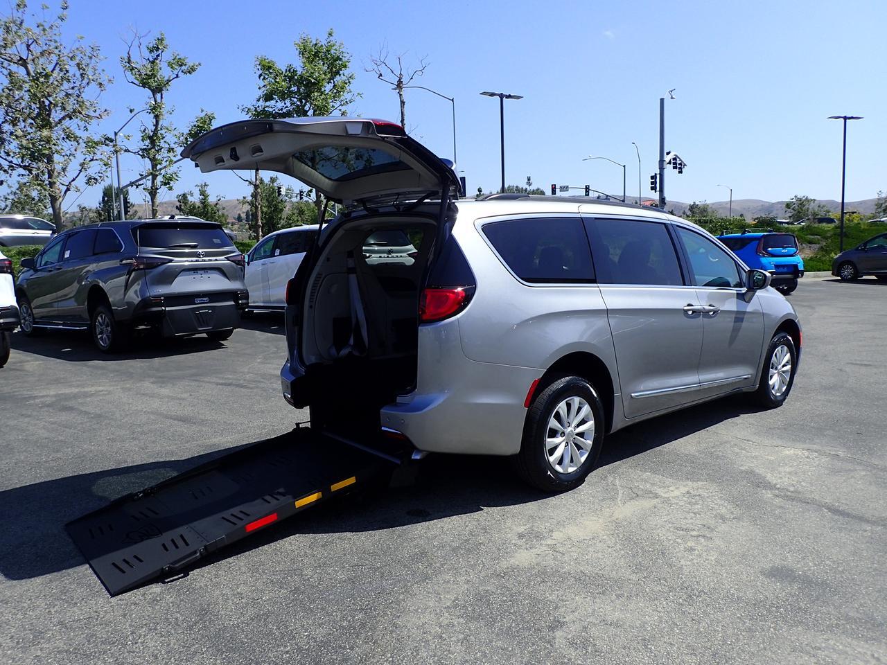 2017 Chrysler Pacifica Touring-L's photo