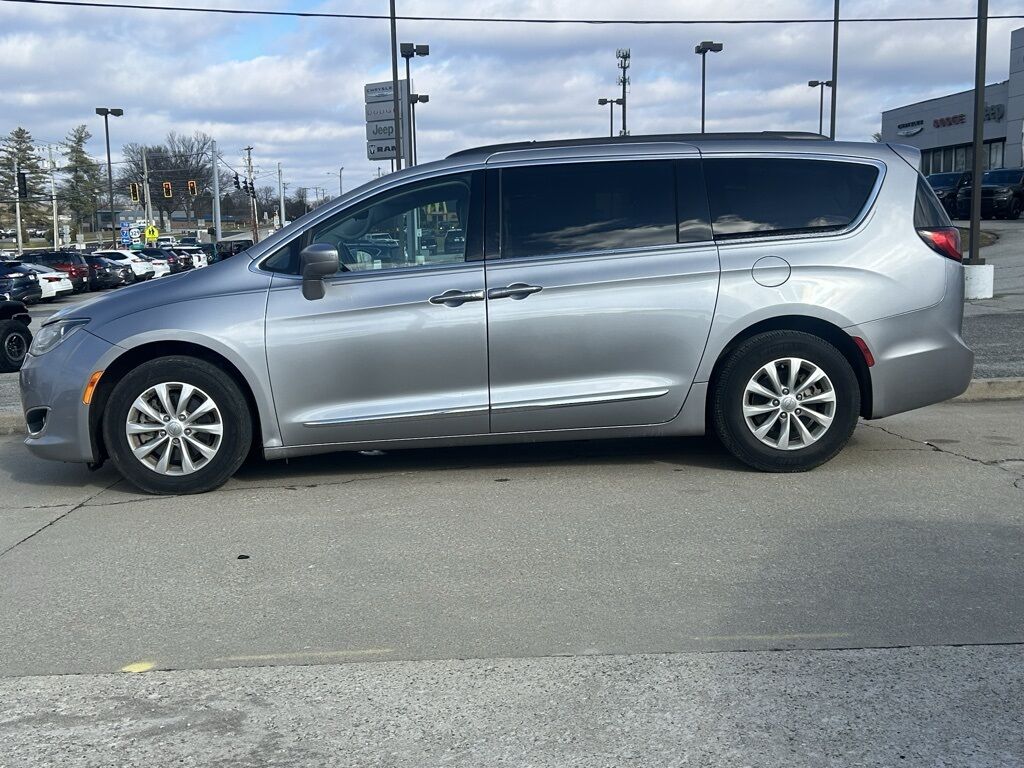 2017 Chrysler Pacifica Touring L Crestwood KY