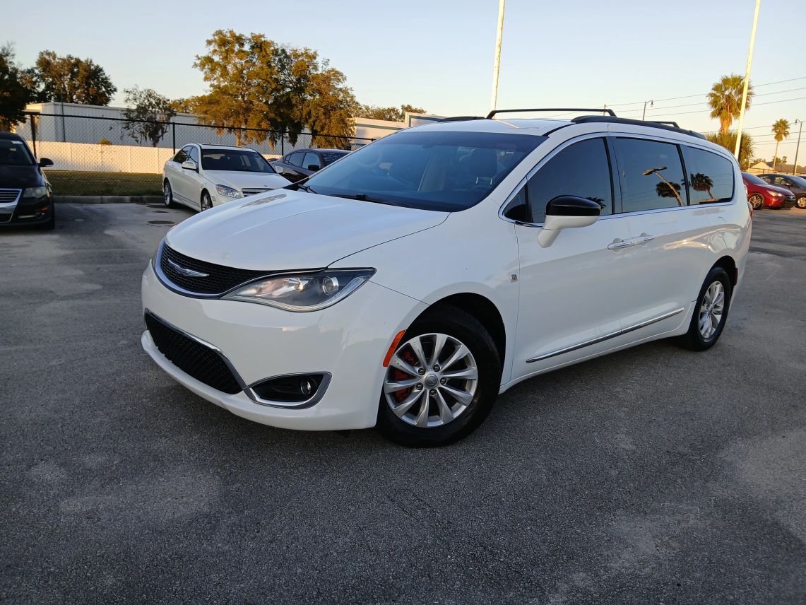 2017 Chrysler Pacifica Touring-L Minivan 4D