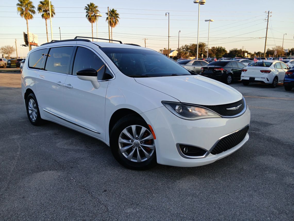 2017 Chrysler Pacifica Touring-L Minivan 4D