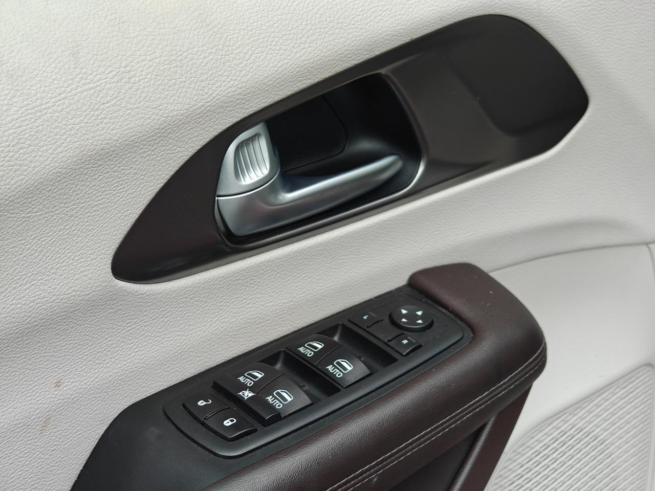 2017 Chrysler Pacifica Touring-L Plus Hayden ID