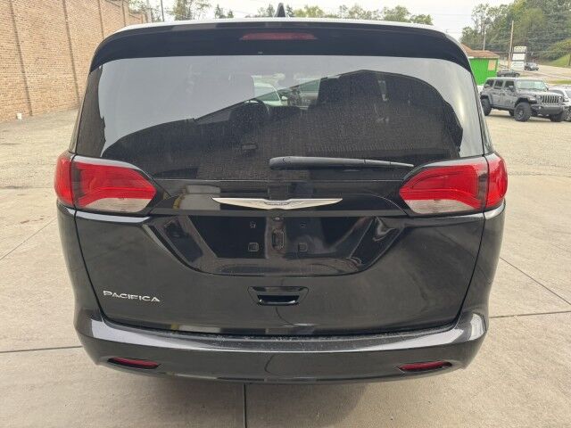 2017 Chrysler Pacifica Touring photo 3