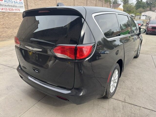 2017 Chrysler Pacifica Touring photo 2