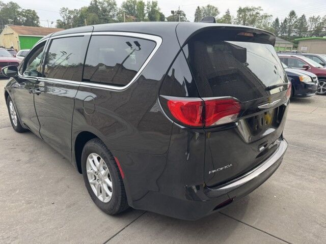 2017 Chrysler Pacifica Touring photo 4