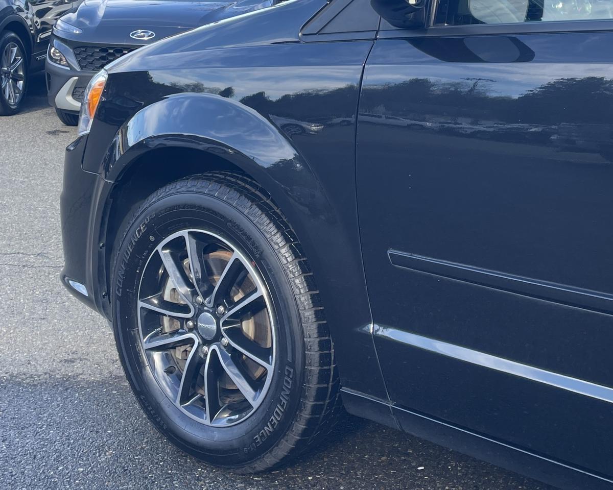 2017 Dodge Grand Caravan Passenger SE Plus Minivan 4D