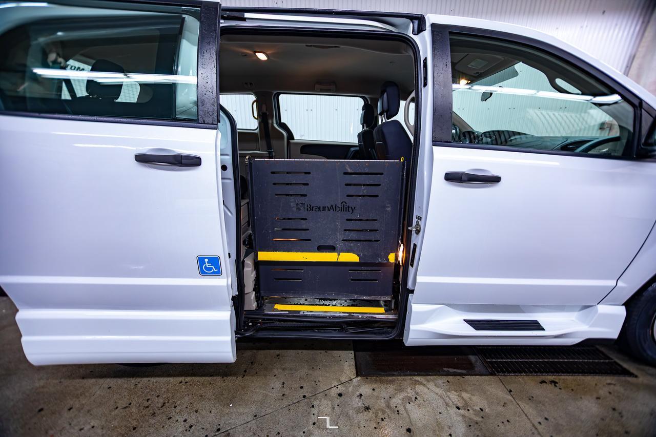 2017 Dodge Grand Caravan SE Braun Ability Wheelchair Lift Red Deer AB