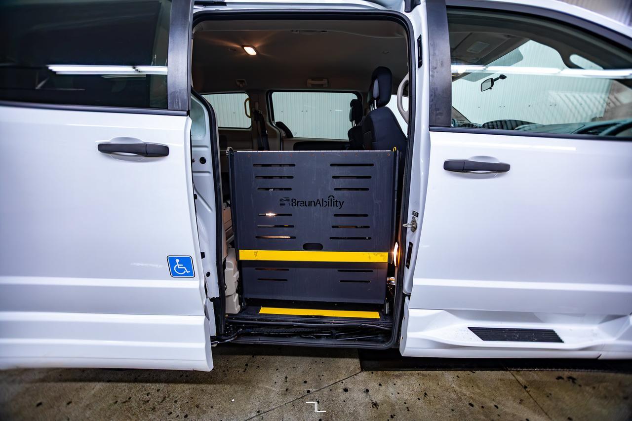 2017 Dodge Grand Caravan SE Braun Ability Wheelchair Lift Red Deer AB