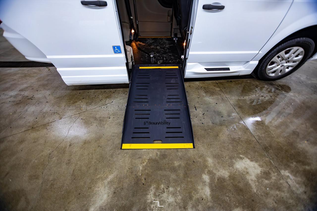 2017 Dodge Grand Caravan SE Braun Ability Wheelchair Lift Red Deer AB