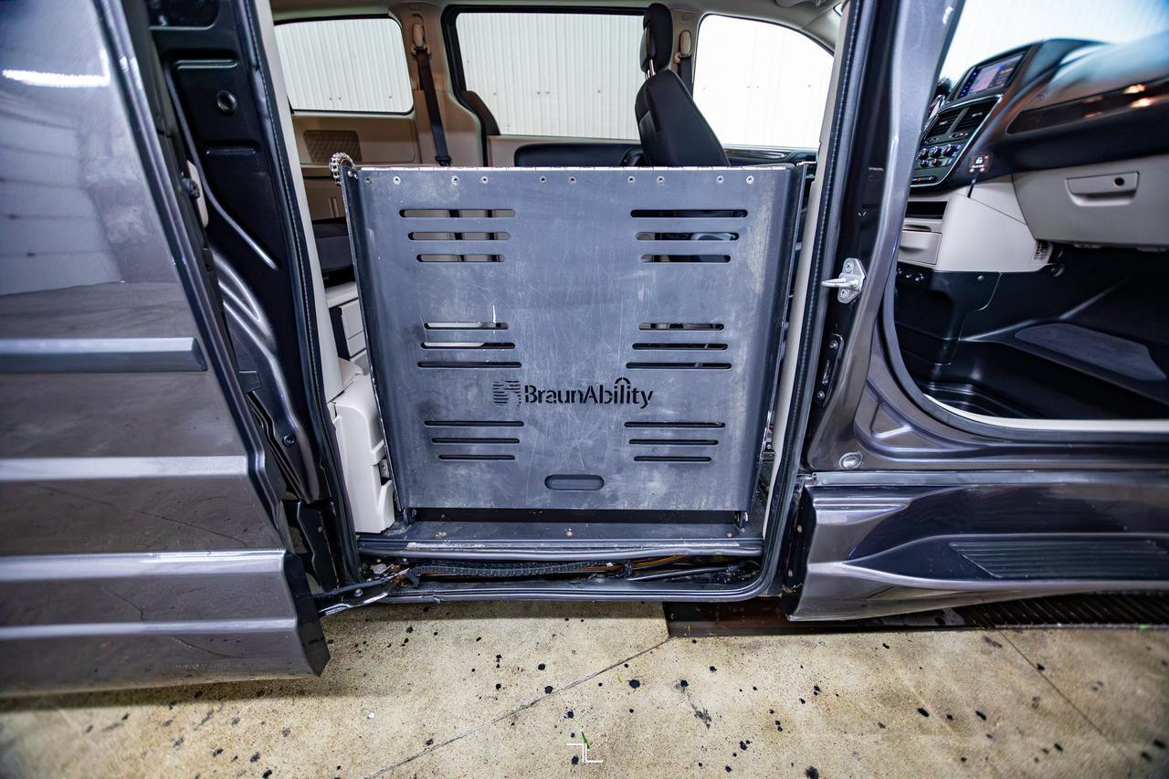 2017 Dodge Grand Caravan SE Plus Braun Wheelchair Conversion BCam Red Deer AB