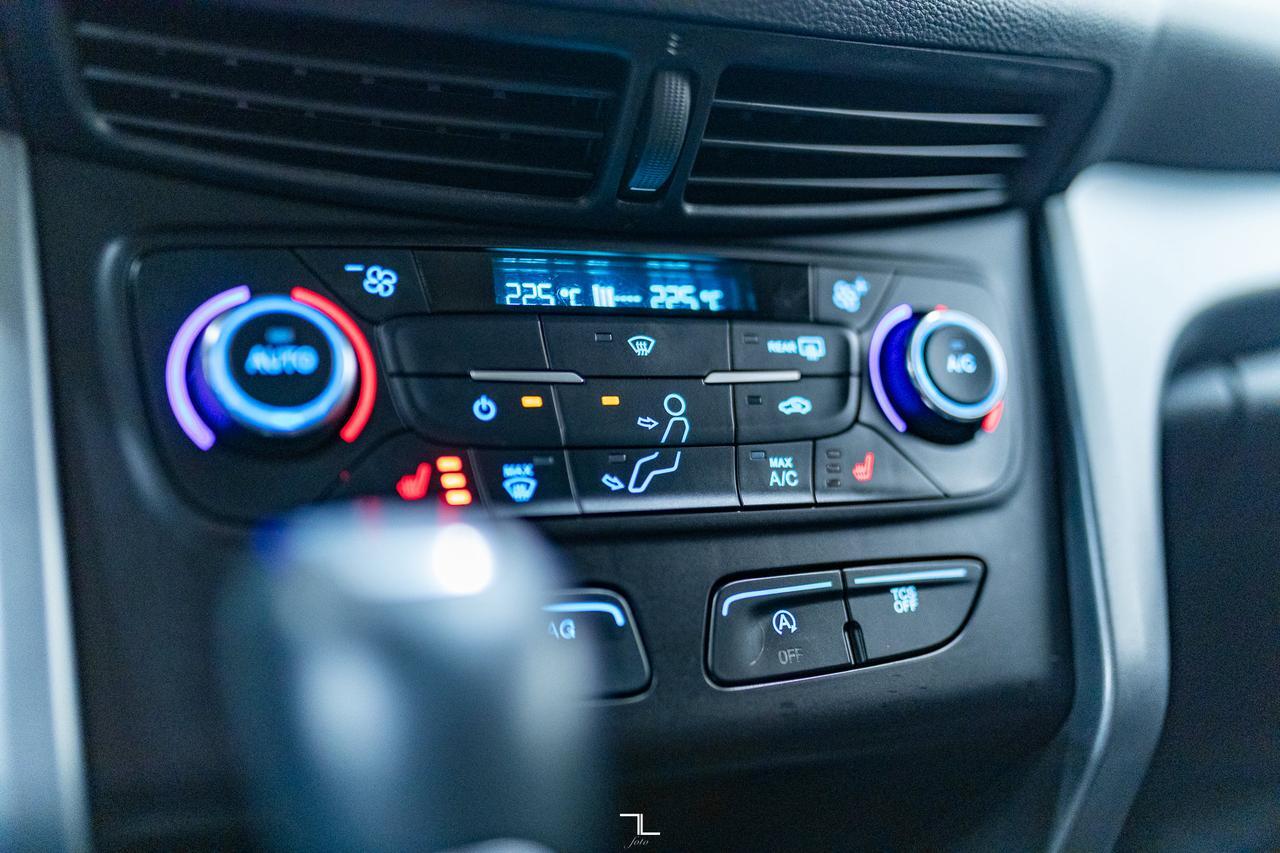 2017 Ford Escape AWD SE Leather Nav BCam Red Deer AB