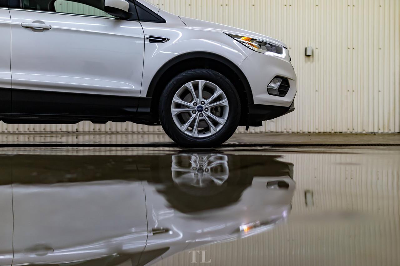 2017 Ford Escape AWD SE Leather Roof Nav BCam Red Deer AB