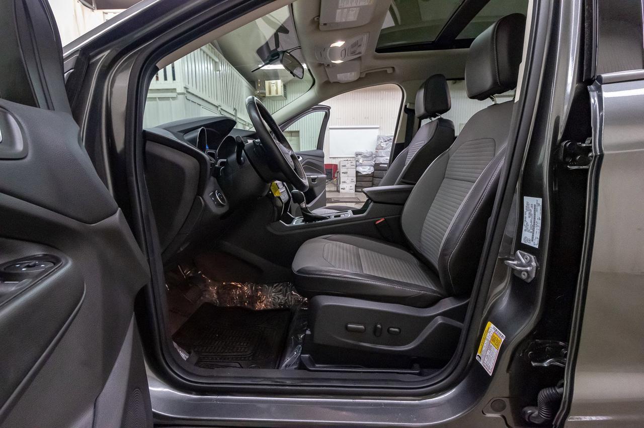 2017 Ford Escape AWD SE Nav Roof BCam Red Deer AB