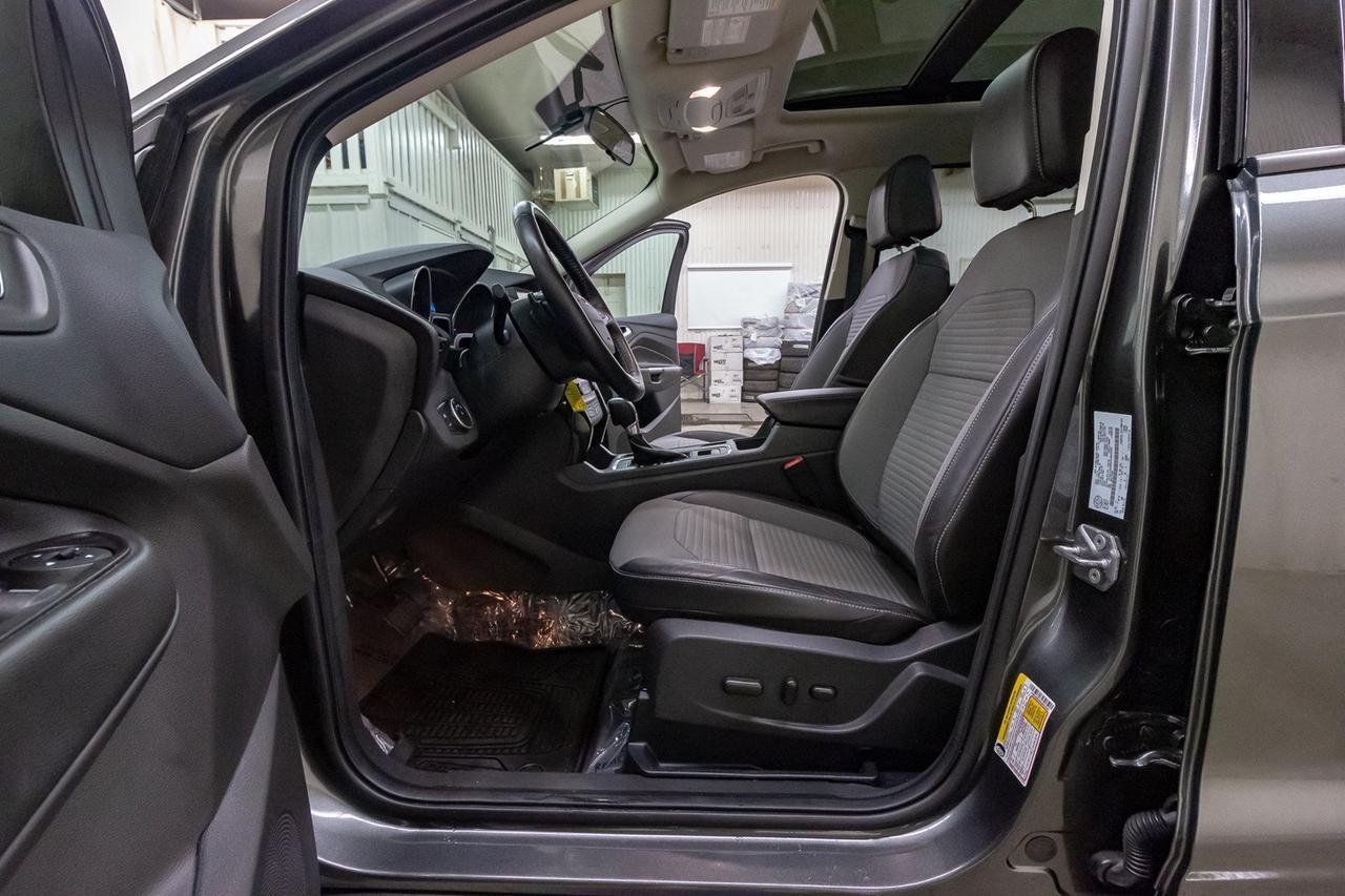 2017 Ford Escape AWD SE Nav Roof BCam Red Deer AB