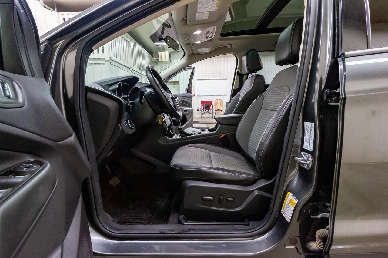 2017 Ford Escape AWD SE Nav Roof BCam Red Deer AB