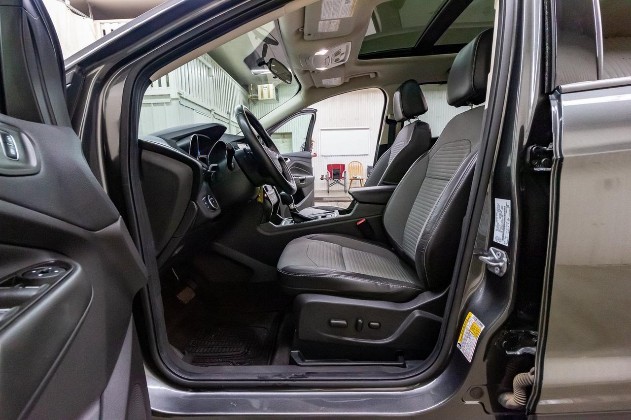 2017 Ford Escape AWD SE Nav Roof BCam Red Deer AB