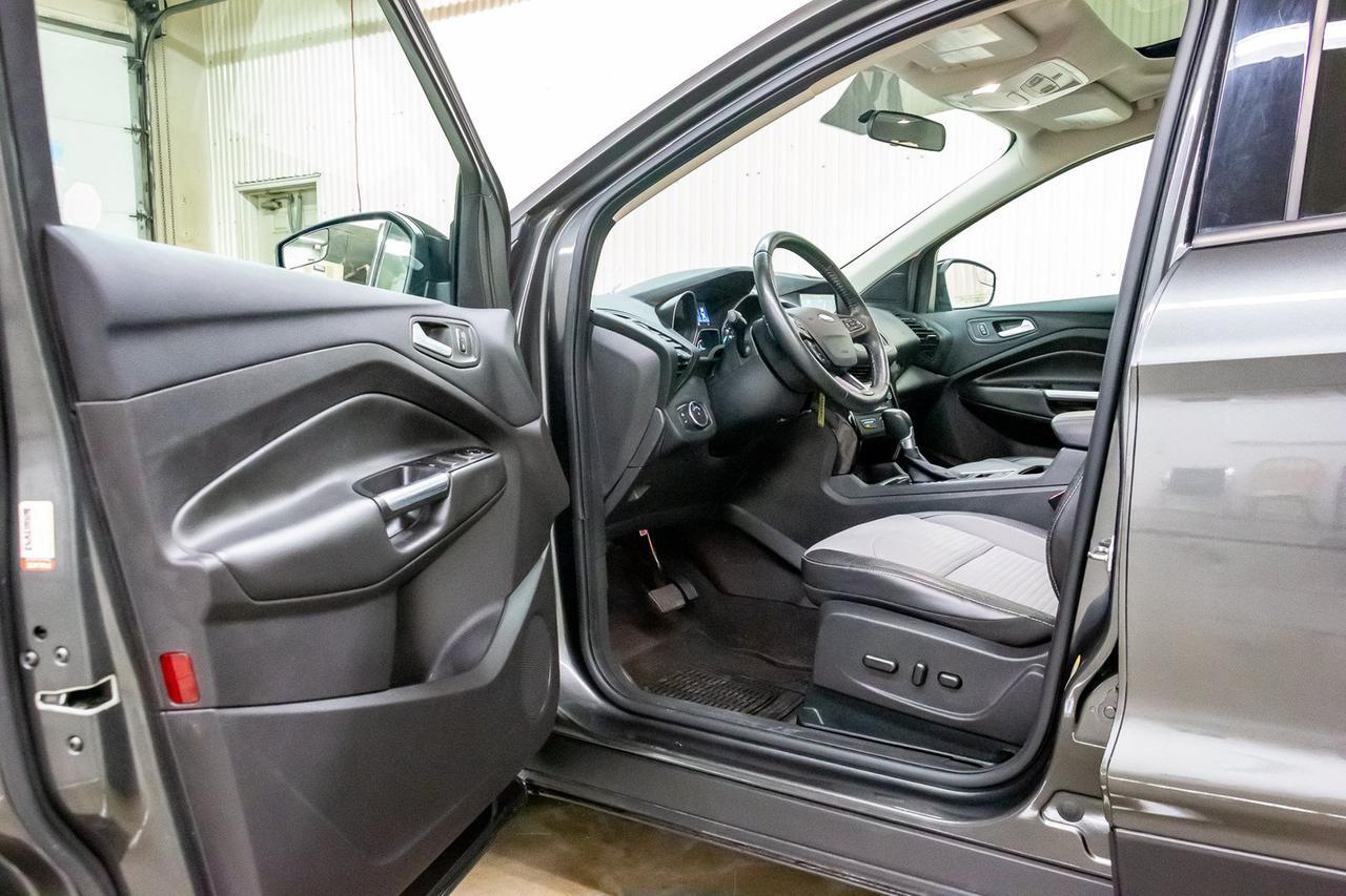 2017 Ford Escape AWD SE Nav Roof BCam Red Deer AB