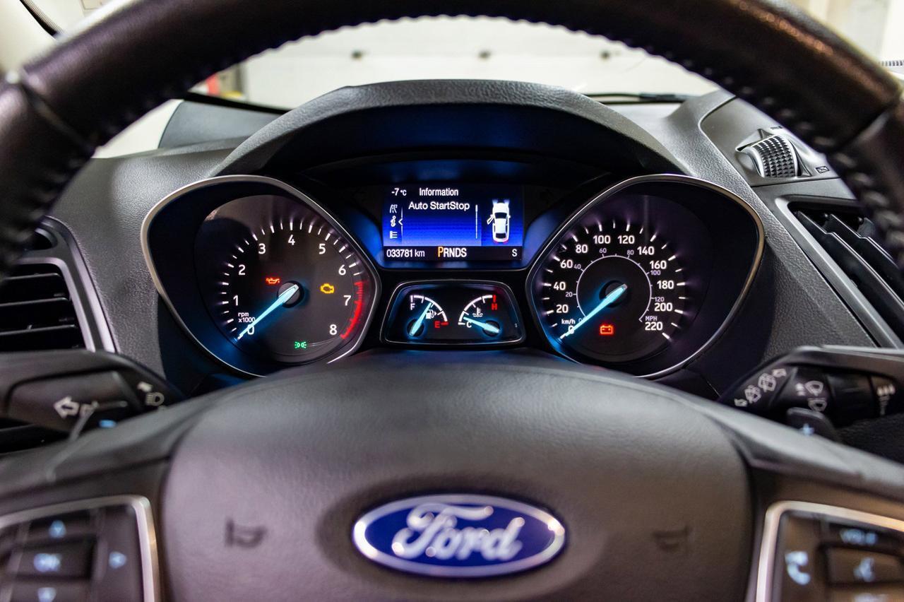 2017 Ford Escape AWD SE Panoramic Roof BCam Red Deer AB