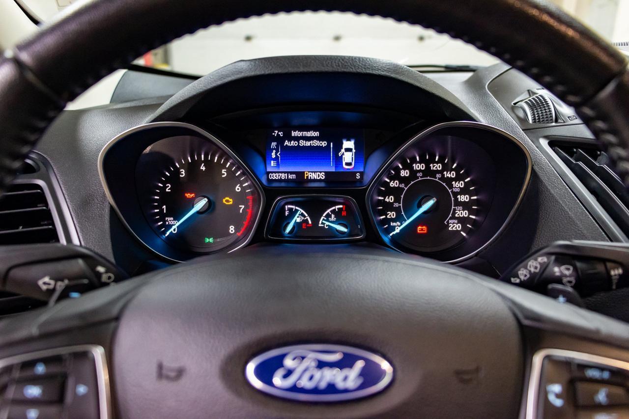 2017 Ford Escape AWD SE Panoramic Roof BCam Red Deer AB