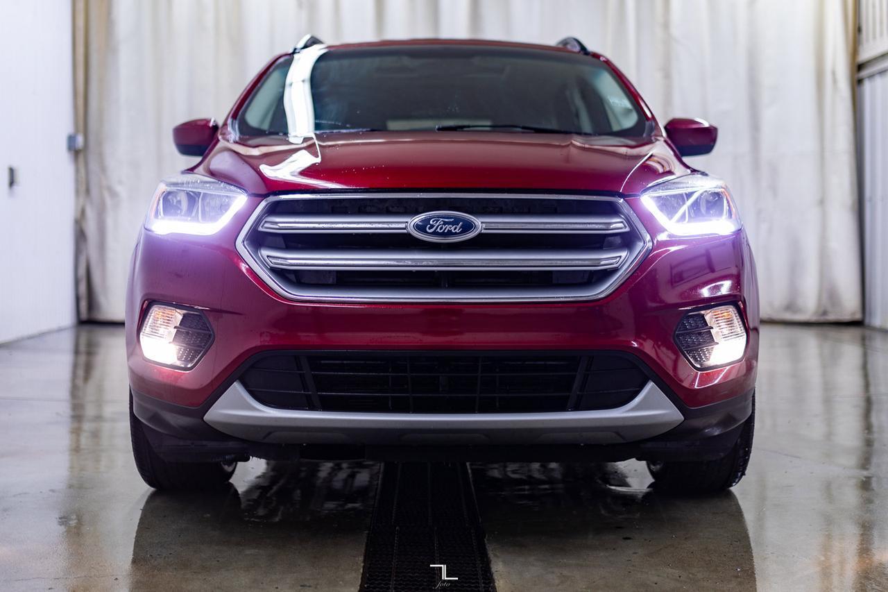 2017 Ford Escape AWD SE Roof Nav BCam Red Deer AB