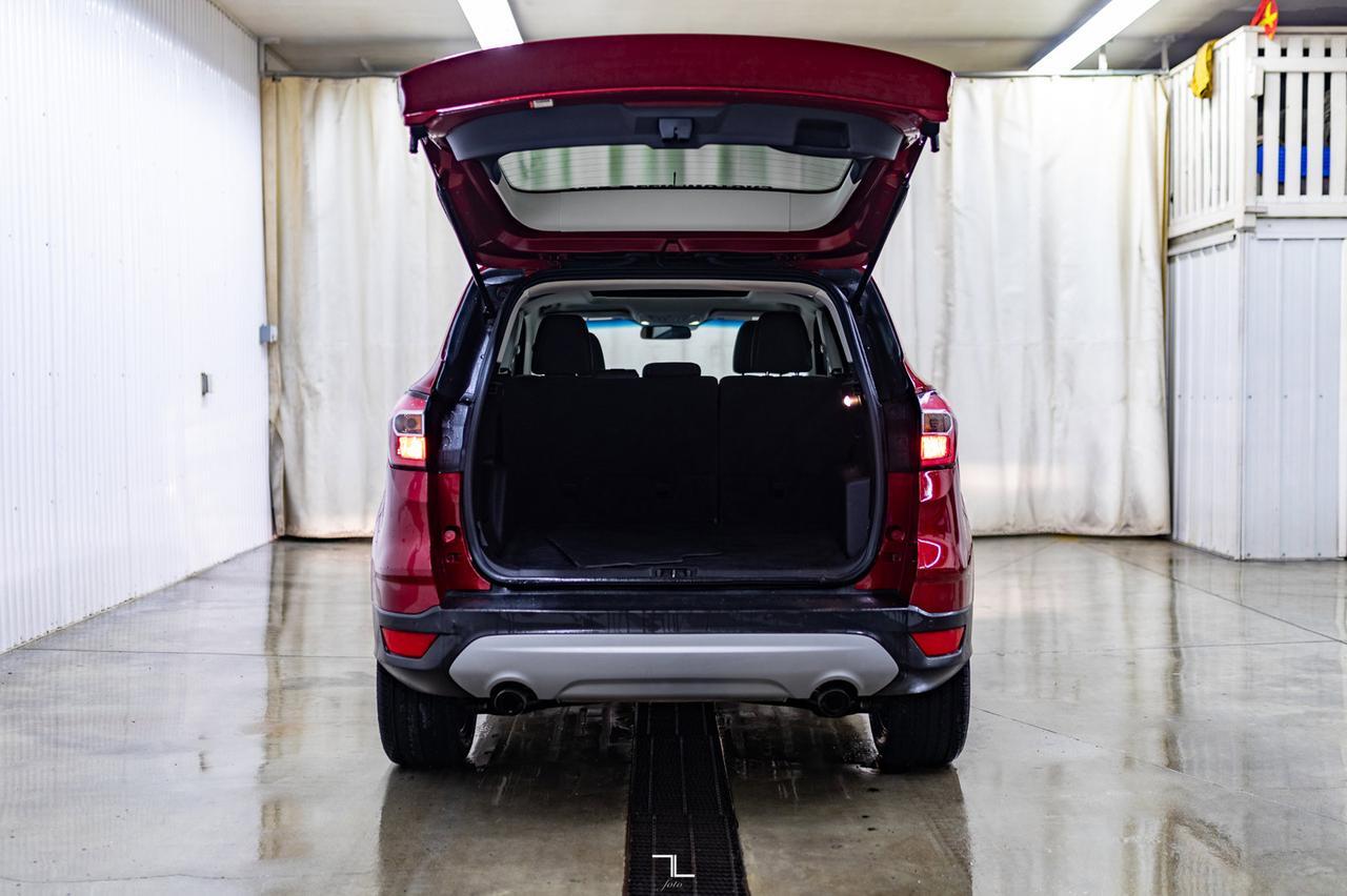 2017 Ford Escape AWD SE Roof Nav BCam Red Deer AB