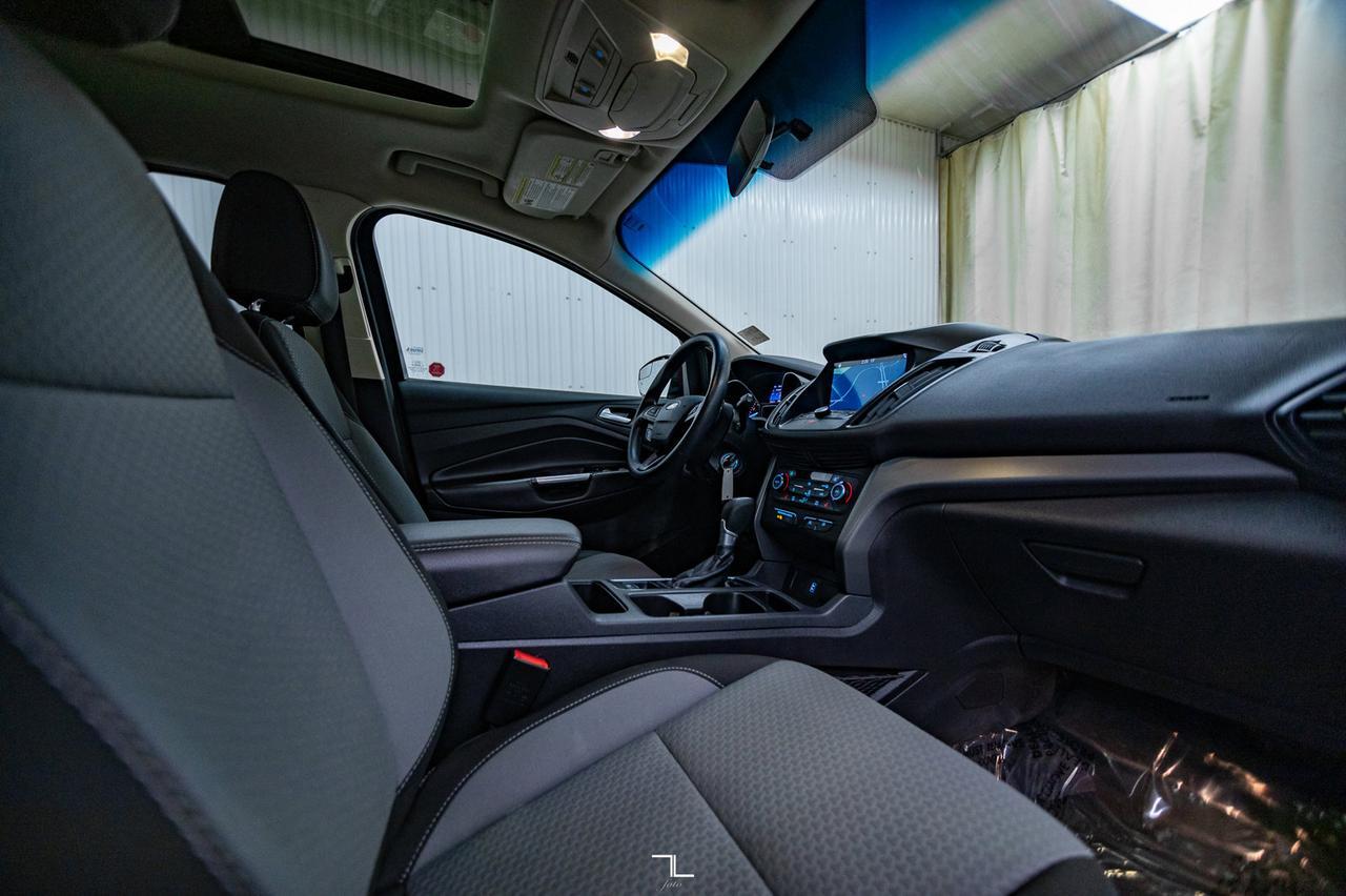 2017 Ford Escape AWD SE Roof Nav BCam Red Deer AB