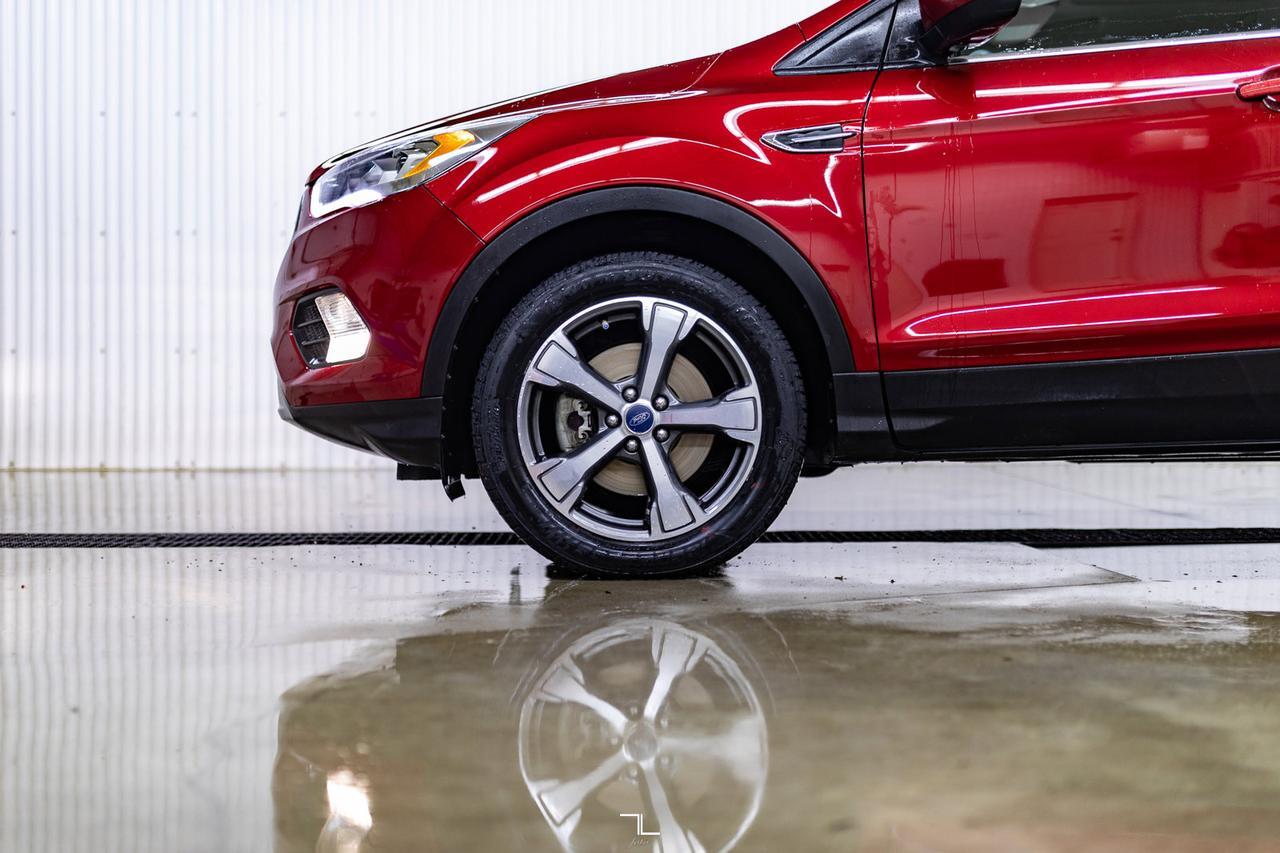 2017 Ford Escape AWD SE Roof Nav BCam Red Deer AB