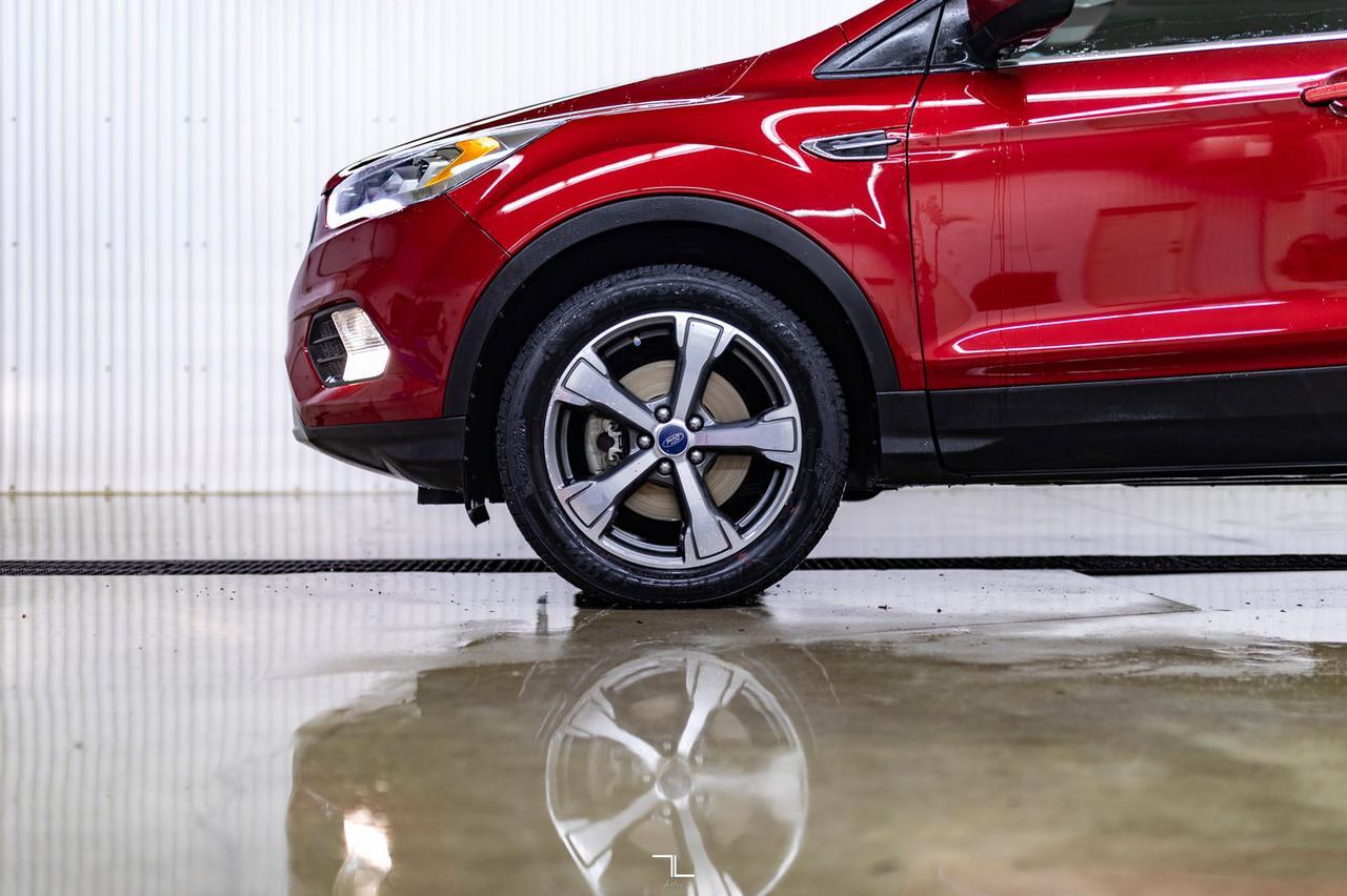 2017 Ford Escape AWD SE Roof Nav BCam Red Deer AB