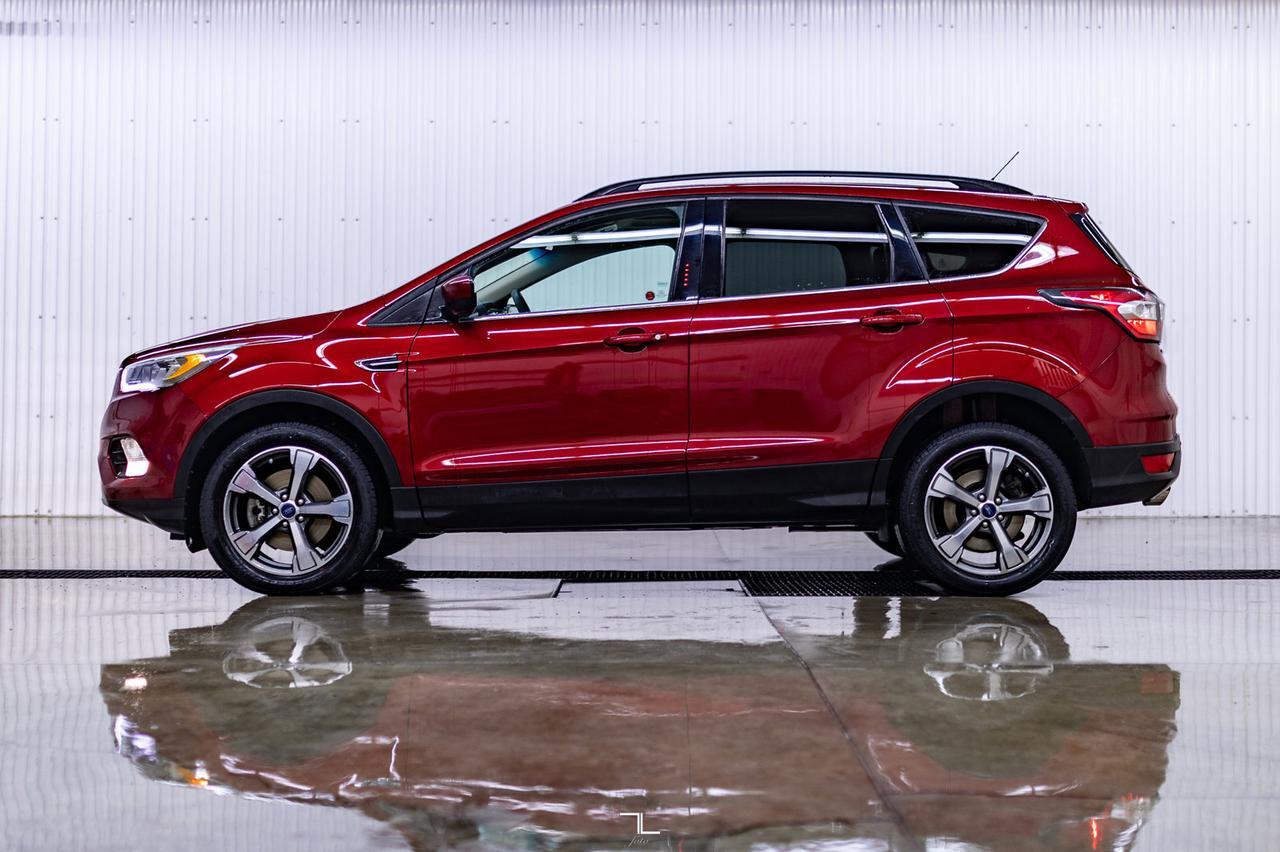 2017 Ford Escape AWD SE Roof Nav BCam Red Deer AB